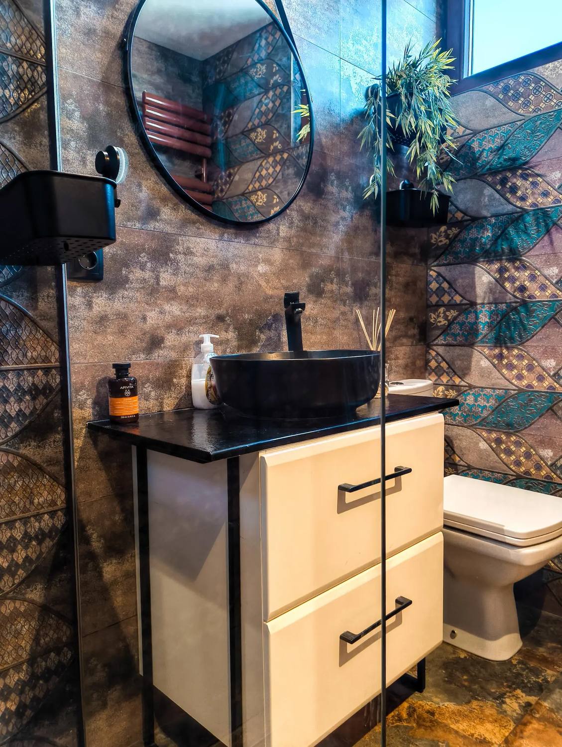 Renovated bathroom, Armenească 22 apartment