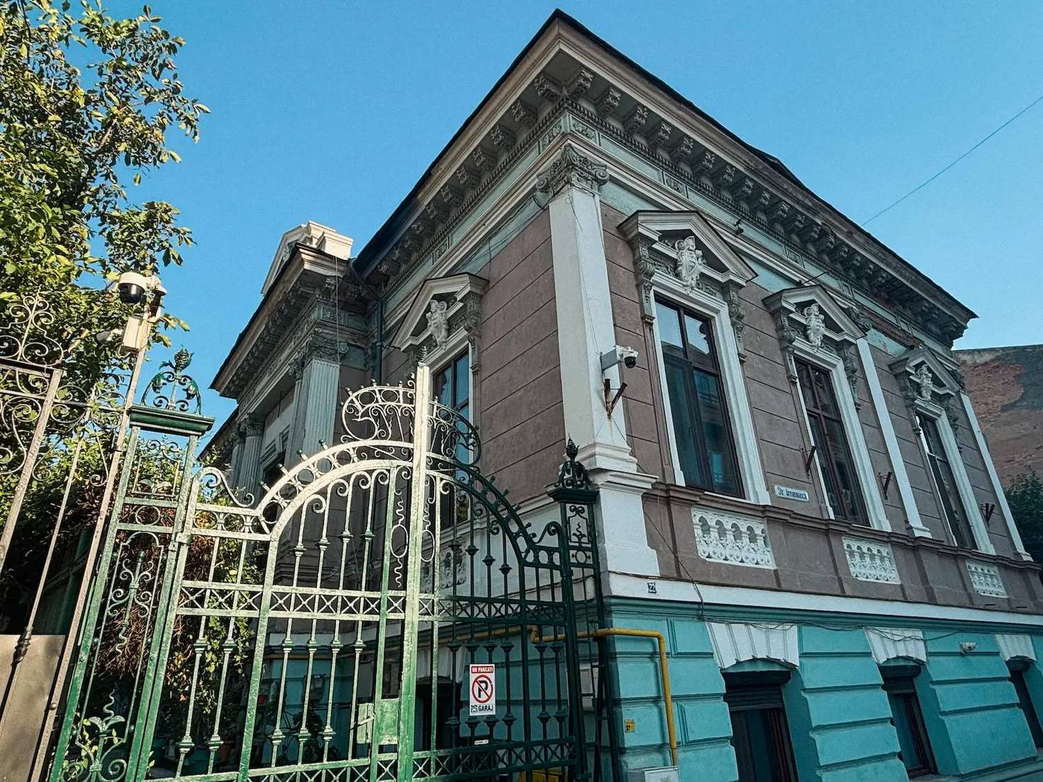 Aristocratic villa with garden at strada Armenească 22, Bucharest